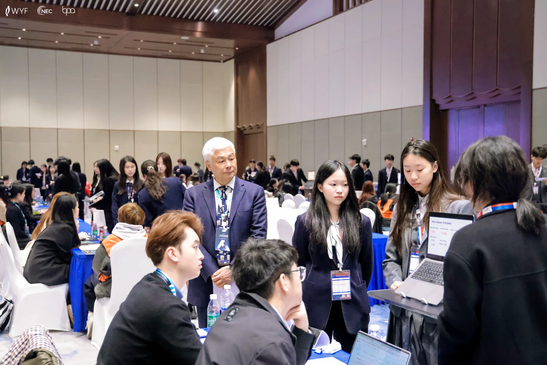 学生团队在路演会场向评委展示并回答问题