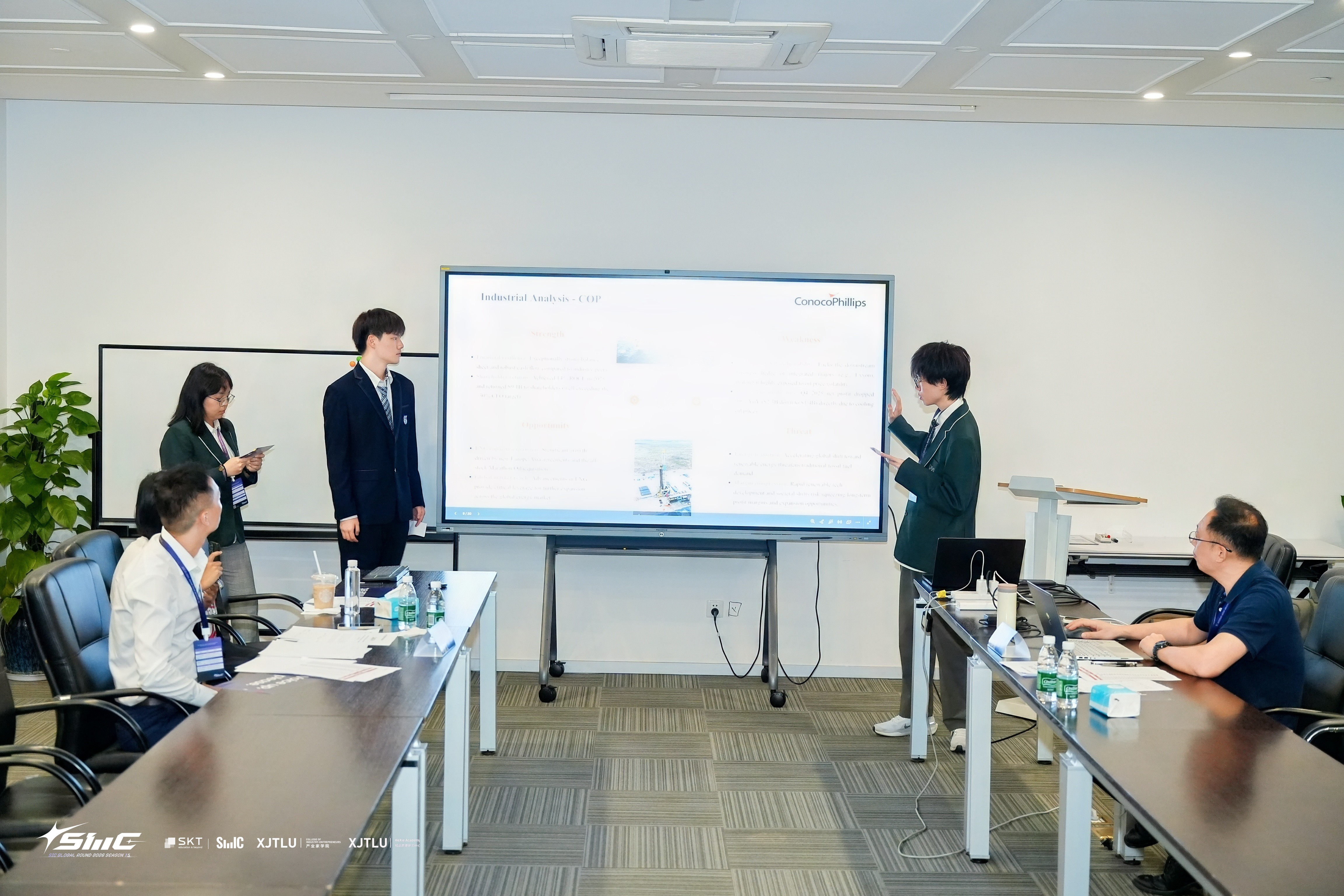 学生在会议室展示研究内容,评委现场聆听